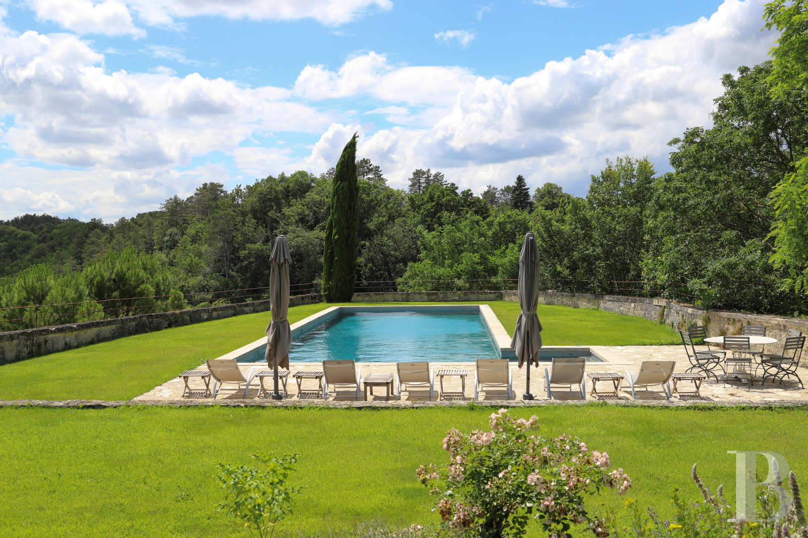 En Bourgogne, non loin de Vézelay, un château en bord de falaise surplombant l’Yonne - photo  n°44